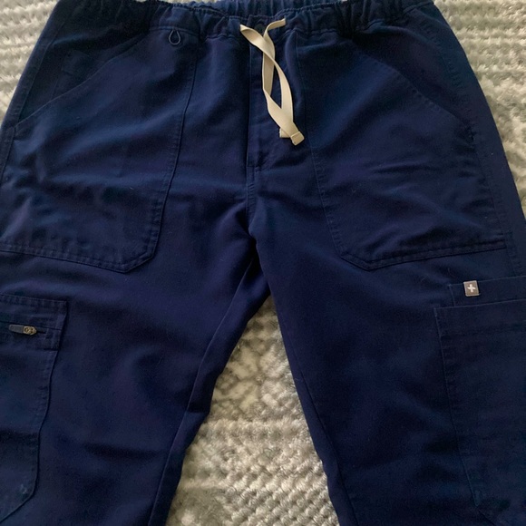 Figs Men’s Cargo scrubs, Navy size Medium Short - Picture 1 of 3